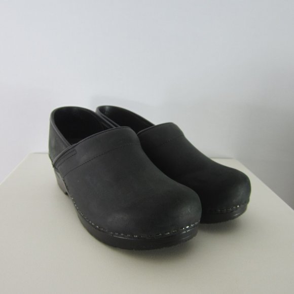 sanita oiled leather clogs